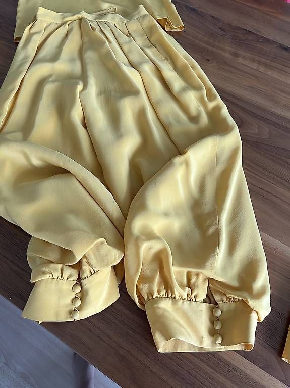 Robes: Exclusives Seiden Outfit – D'occasion à Stans par Fourcats 1