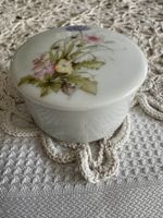 Vintage-Porzellandose mit Blumenmotiv & Lavendel