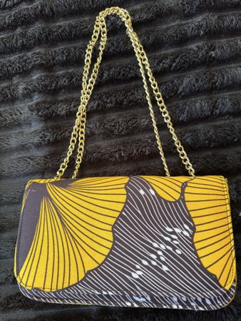 Pochette wax jaune et noir avec chaîne – fait main