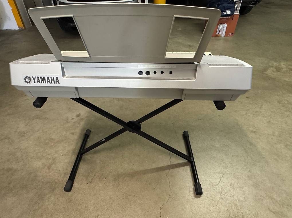 Yamaha Strumenti musicali: Yamaha Keyboard mit Pedal und Ständer – Usato da Hinwil venduto da marinaschroder 3