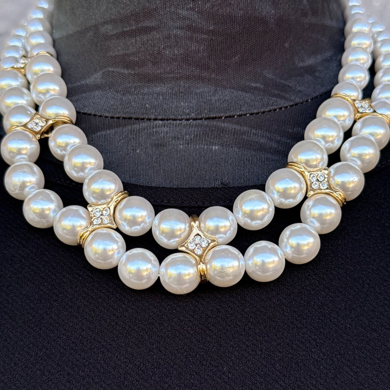 Catenine: Collier double rangs perles blanches et strass dorés – Usato da Thônex venduto da Suisse.Shopping 4