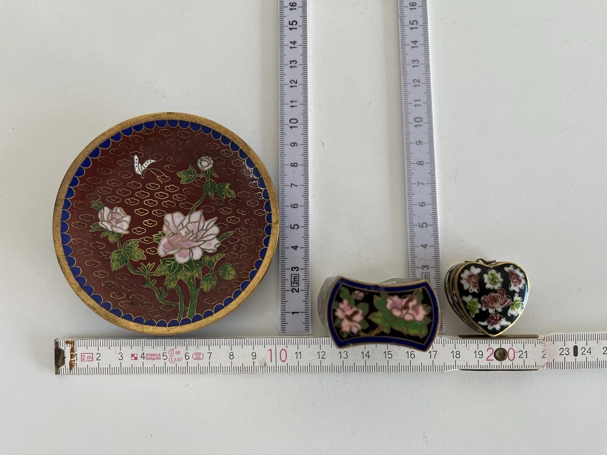 Tutte le decorazioni: 3 Stk. Cloisonné / Telller, Deckeldose / Herzdöschen – Usato da Wetzikon ZH venduto da seli03 9