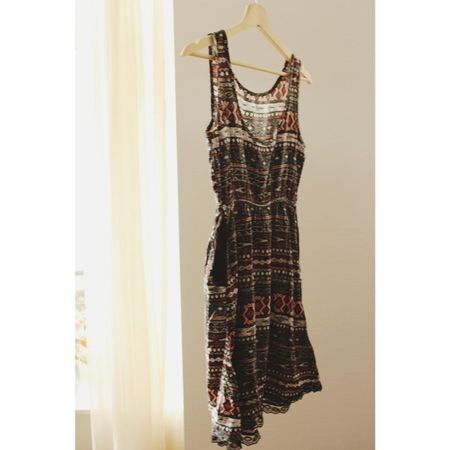 Leichtes, farbiges Sommerkleid mit Taschen