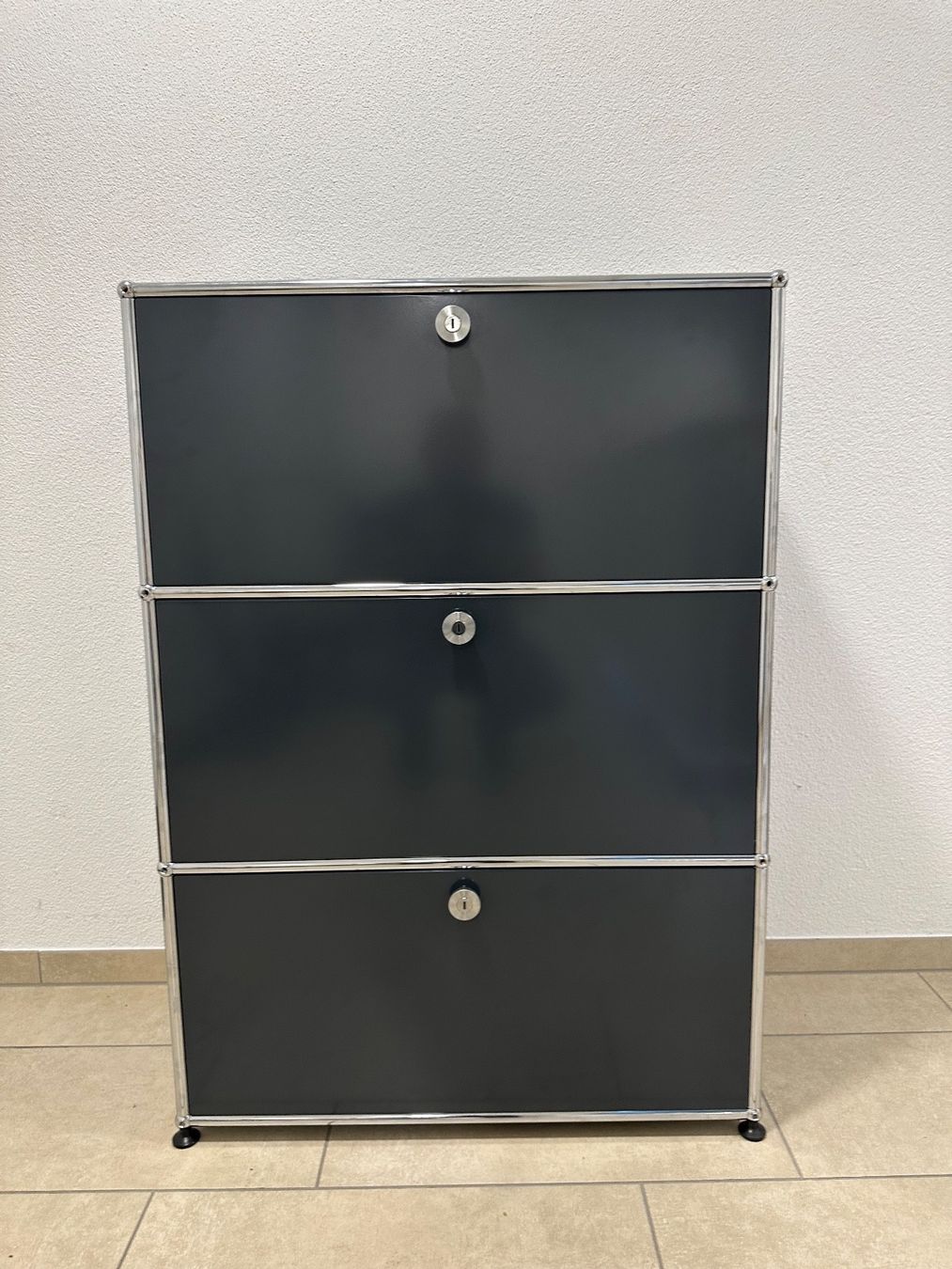 USM Scaffali: USM Highboard 1x3 Anthrazitgrau, Top Zustand – Usato da Grenchen venduto da Design-Outlet 1