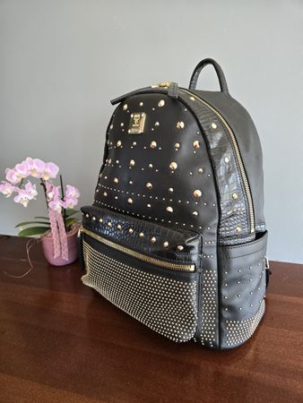 MCM Rucksack schwarz Nieten Kroko Optik Damen Neuwertig