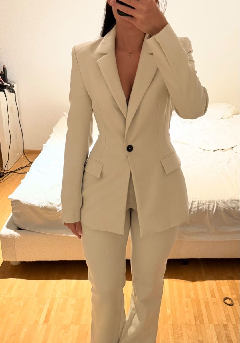 Zara Ensembles & Tailleurs: BEIGER BLAZER SET Zara – D'occasion à Recherswil par Pajaro11