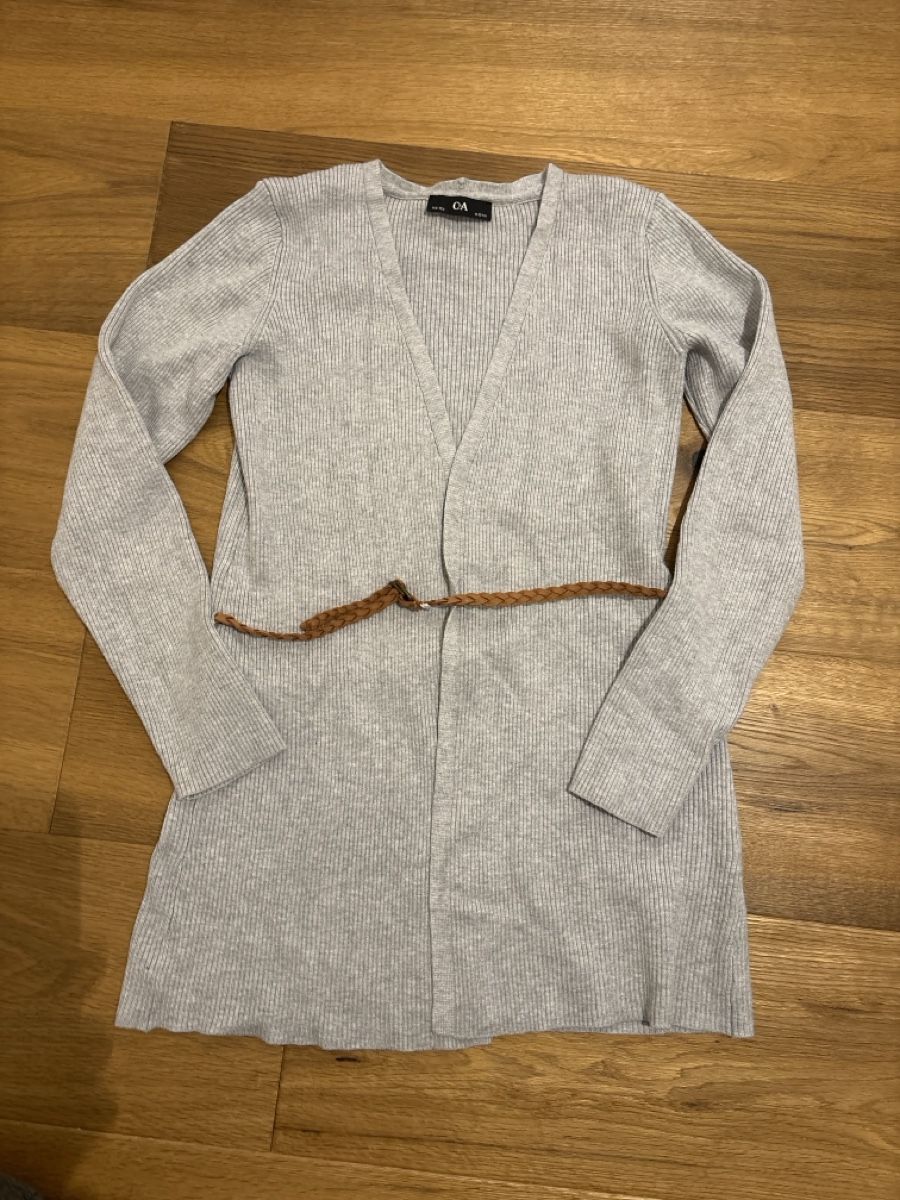 C&A Maglioni & Felpe: C&A Mädchen lange Strickjacke Gr.146/152 mit gürtel – Usato da Wilen b. Wil venduto da b-mountain