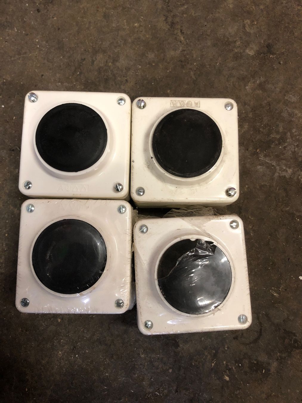Interruttori: 4 boutons poussoirs – Usato da Chénens venduto da Toutaunfranc