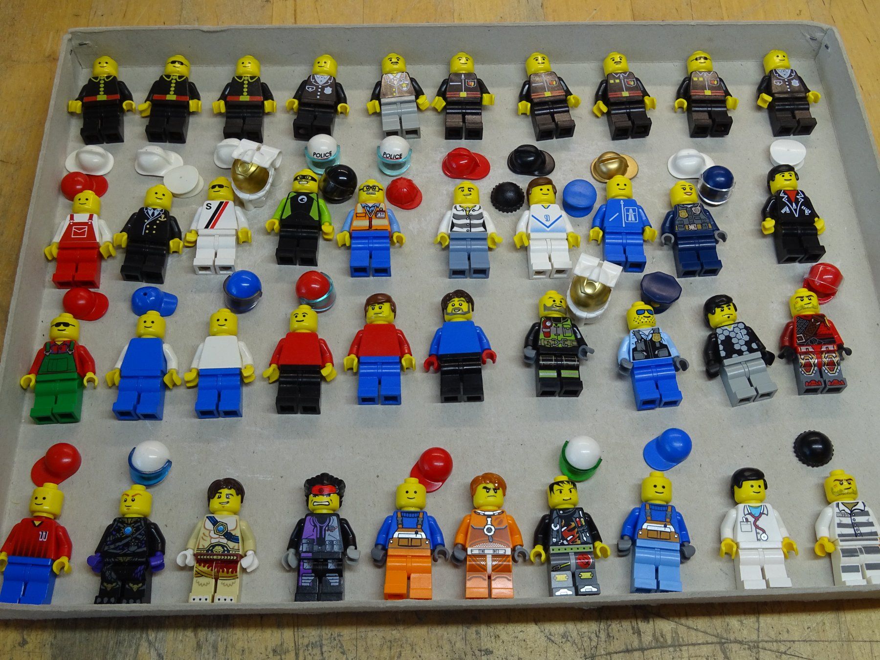 Lego Kit di costruzioni: Lego 40 x Minifigs / Männchen / 2 – Usato da Wohlen AG venduto da Bricktoys