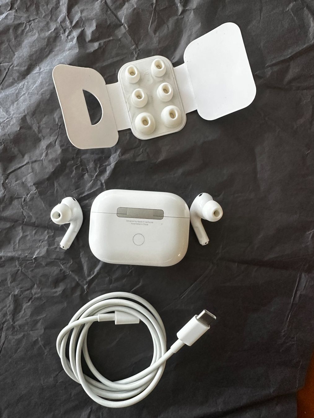 Apple Casques audio: Apple AirPods Pro 2, Lightning Anschluss – D'occasion à Stäfa par deebeecee