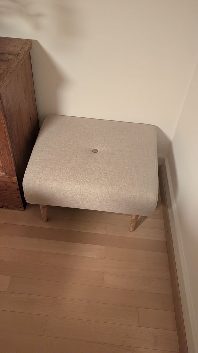 Livique Hocker: Hocker beige mit Holzbeinen – Gebraucht aus Luzern von soeffli 1