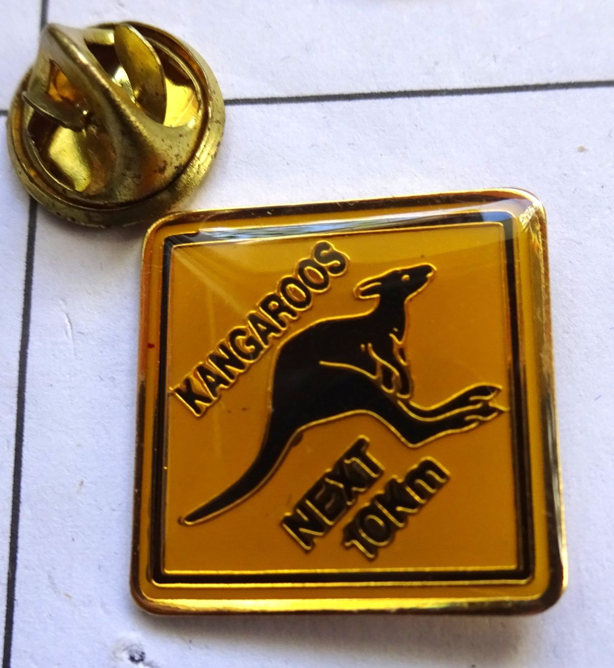 Plaketten & Abzeichen: Pin Känguru Kangaroos  Next 10 Km – Gebraucht aus Utzenstorf von BUtter81