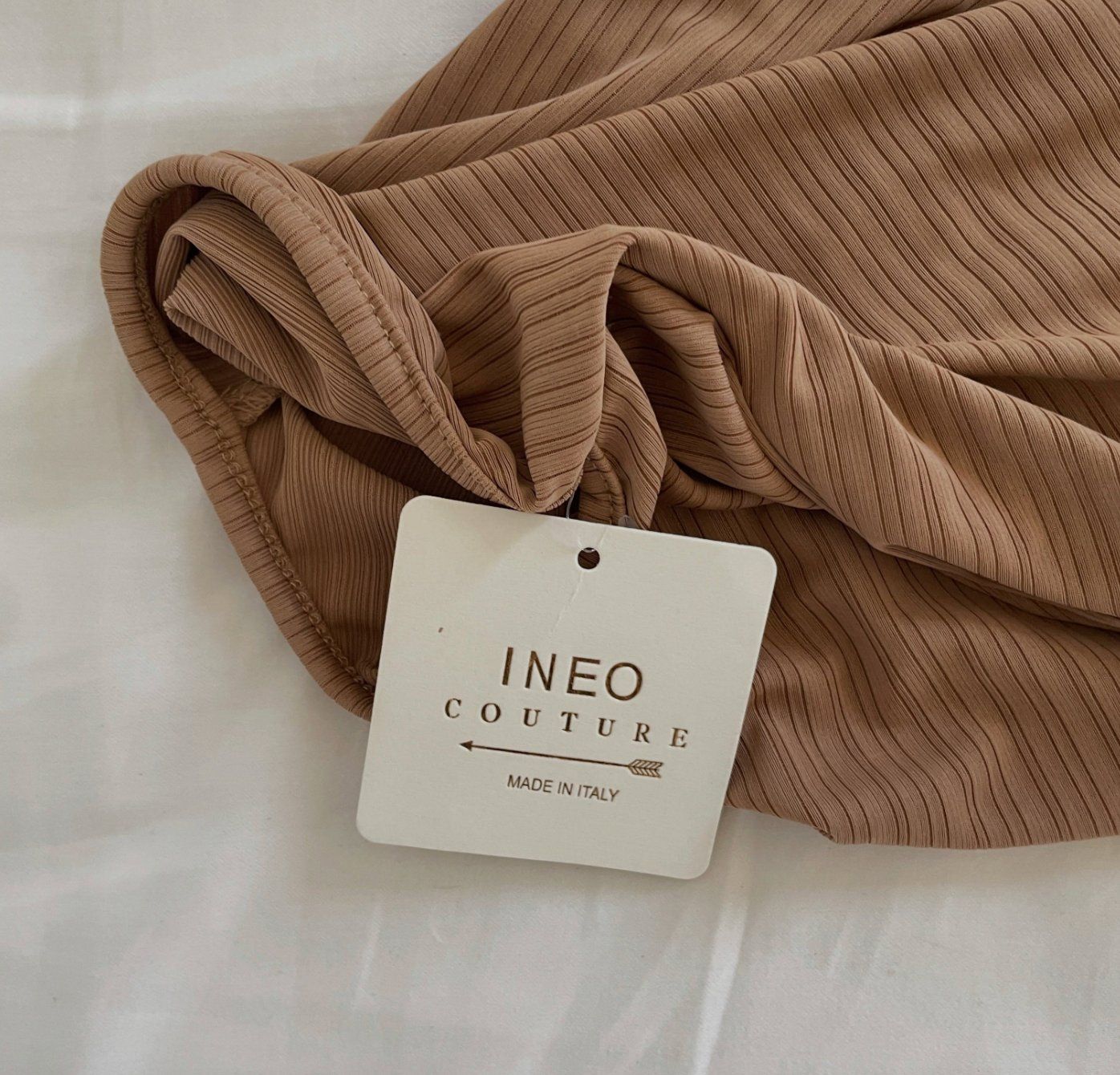 Tops: Italian asymmetric beige top – Gebraucht aus Genève von toandfrom 3