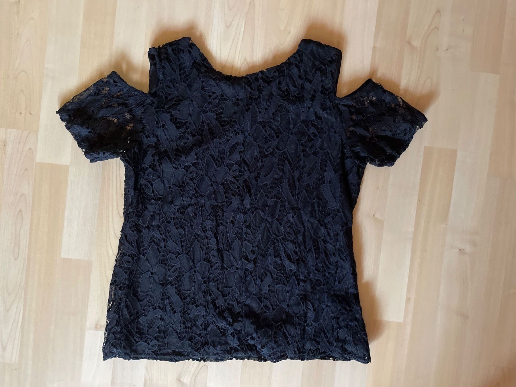 Camicette: Schwarzes Spitzenkleid Grösse 42 mit Cut-Out Schultern – Usato da Münsingen venduto da Ckolibri 2