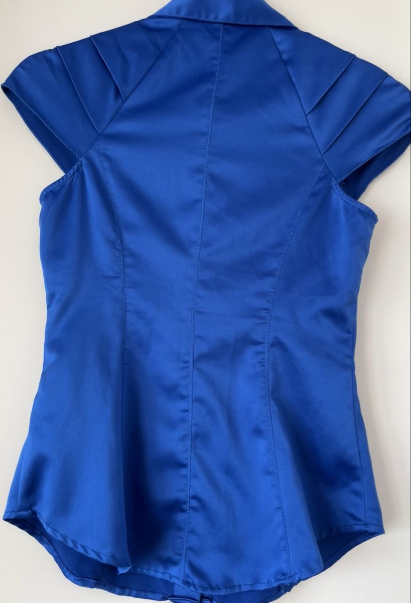 Guess Camicette: Chemisier bleu électrique - Guess – Nuovo (secondo la descrizione) da Nyon venduto da sam_vt7r 1