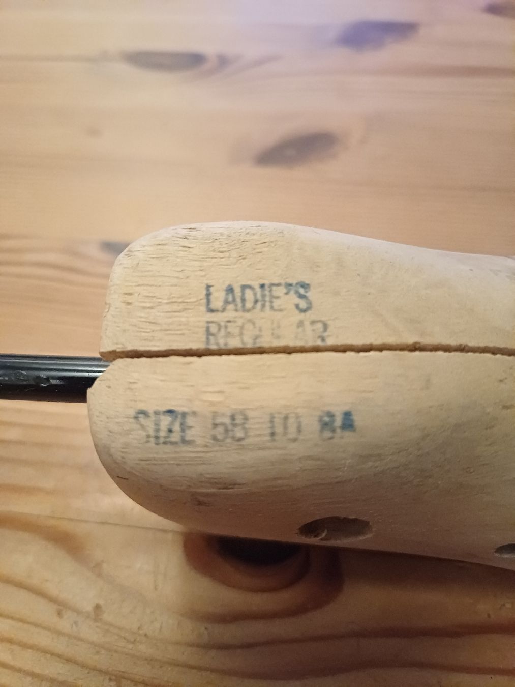 Scarpe da donna: Holz Schuhspanner, Damenturnschuhe, Grösse 39 - 41.5 – Usato da Domat-ems venduto da Gr8wood 2