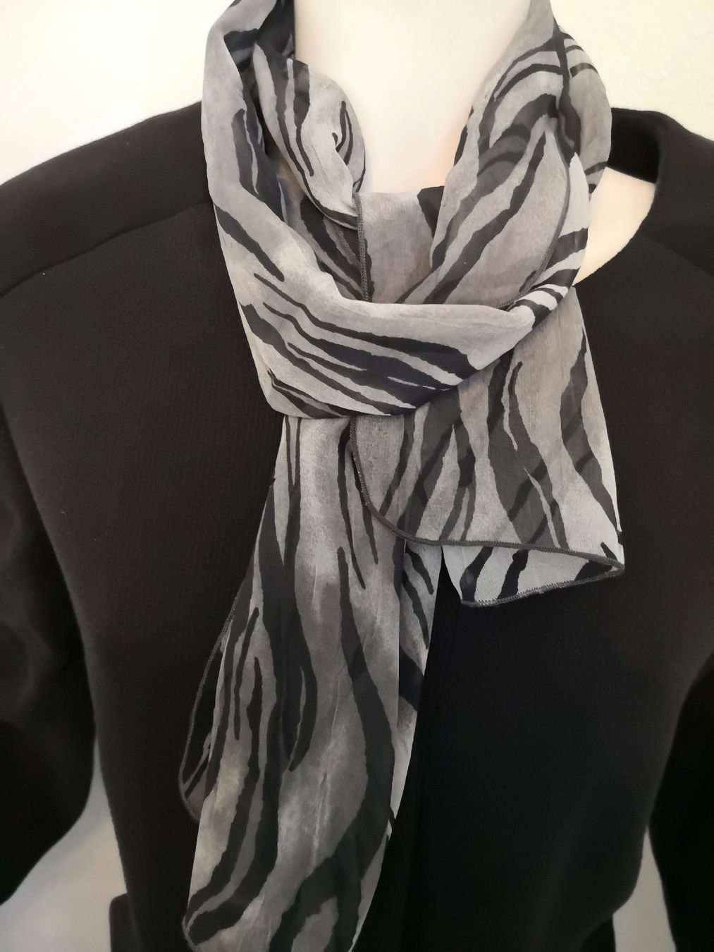 Foulard & Sciarpe: 🤩SCHAL ZEBRA-PRINT GRAU-SCHWARZ – Usato da Olten venduto da Naja-Twins-Twins 4