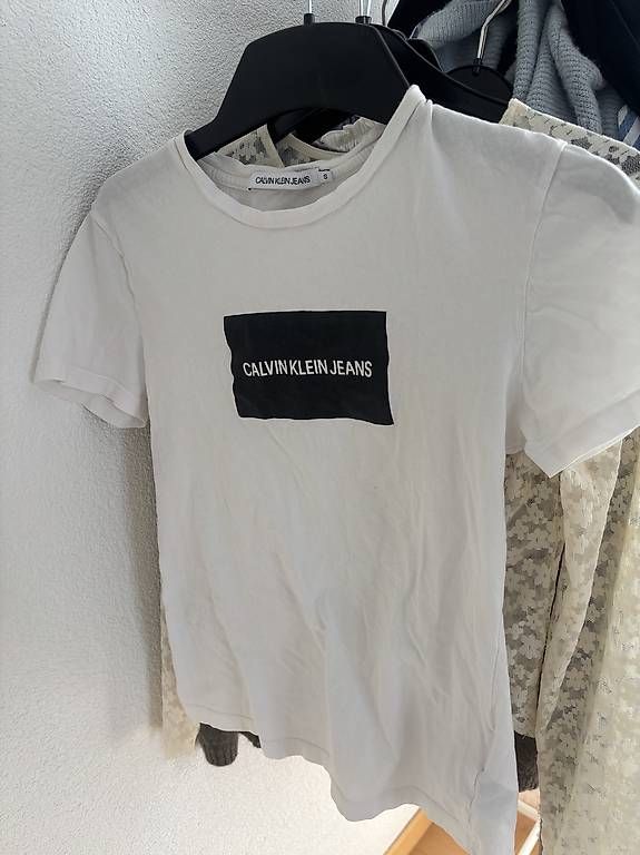 T-shirts: Calvin Klein T- Shirt – D'occasion à Benken ZH par kbu_n2fl