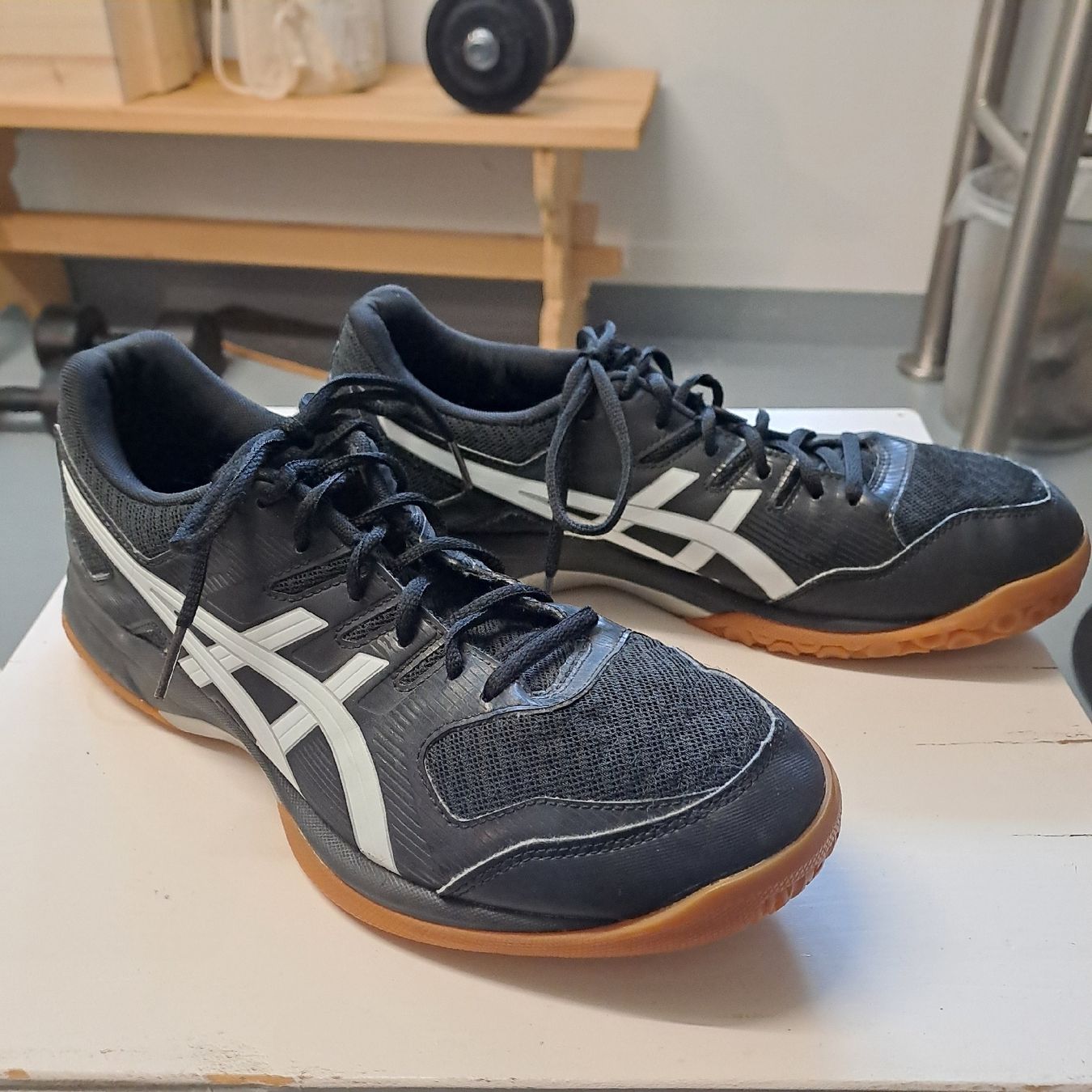 Asics Herrenschuhe: Hallenturnschuh Asics 42.5 – Gebraucht aus Thierachern von lukwill 2
