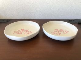 Lot de 2 assiettes Ainsi de Suite en céramique décor floral.
