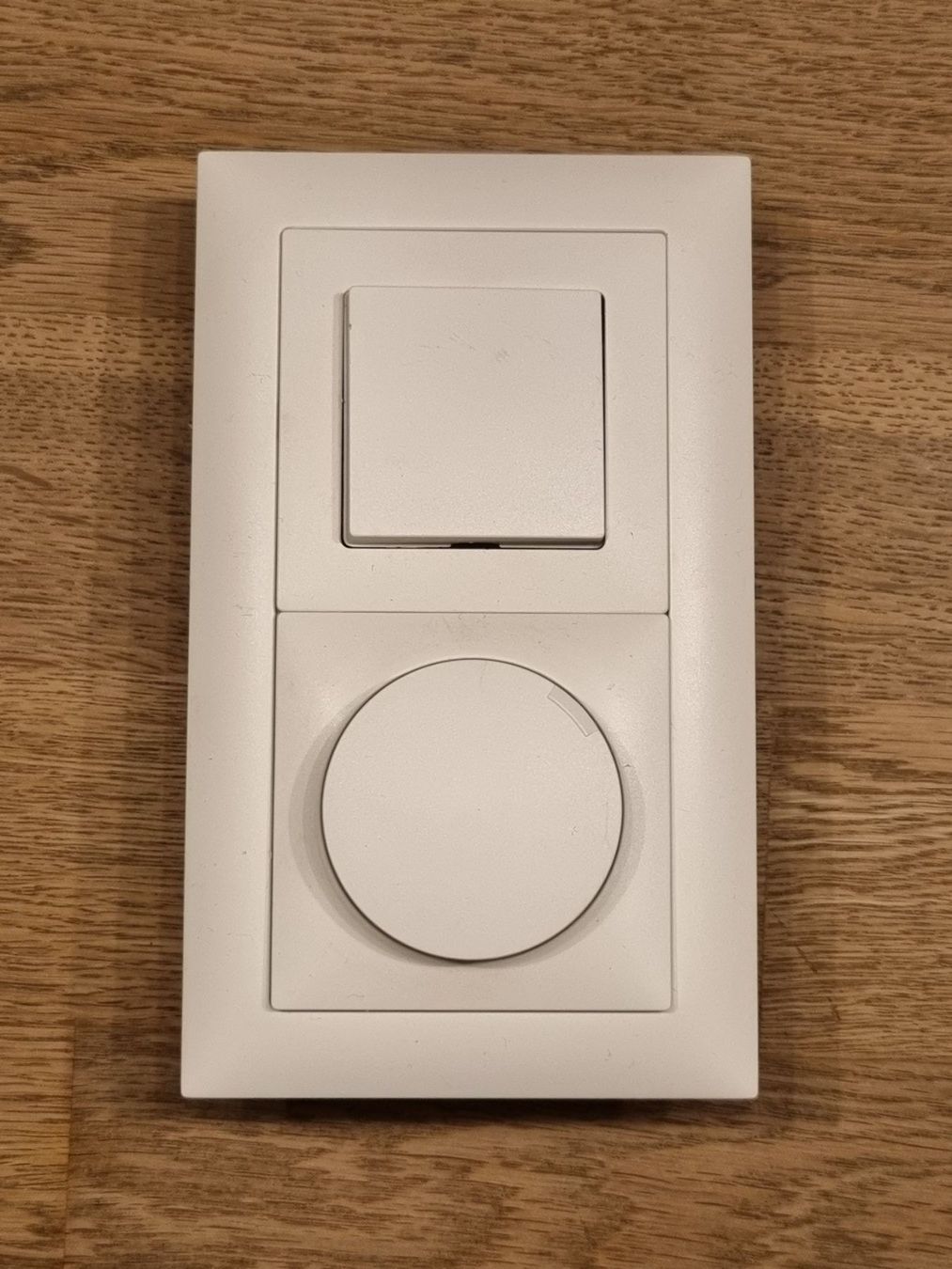 Feller Interruttori: Dimmer/Schalter UP Kombi Sch3/Dim Gr.1-1 – Usato da Thun venduto da Topmat