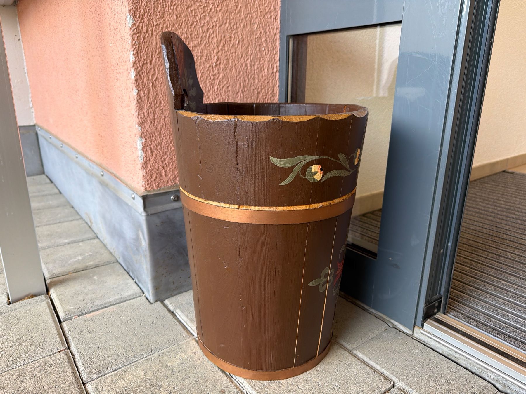 Tutte le decorazioni: Rustikaler Holzeimer/Schirmständer dekorativ bemalt – Usato da Bülach venduto da Jackybabue 1
