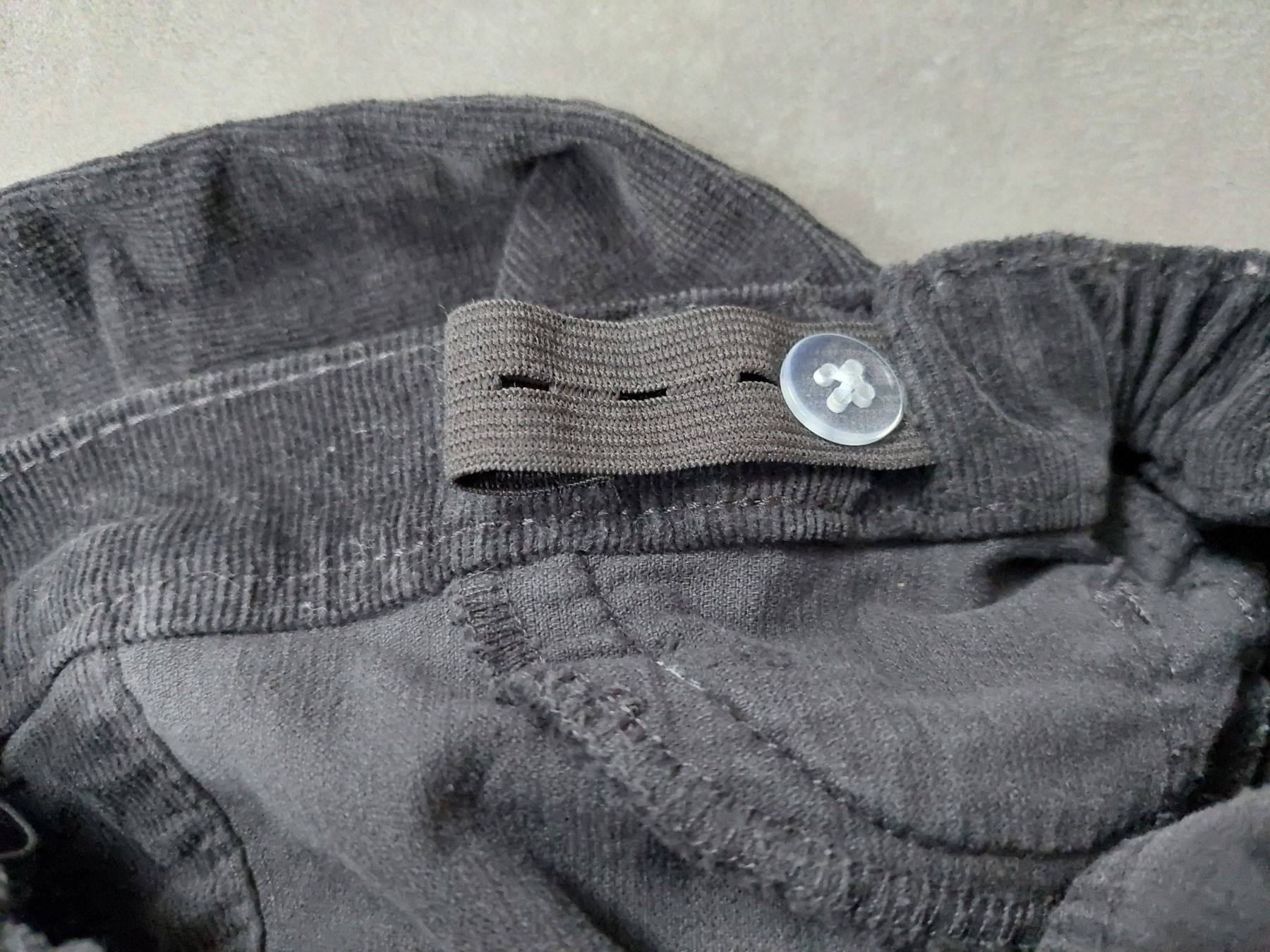 H&M Hosen: Schwarze Cordhose von H&M Grösse 104 – Gebraucht aus Wiesendangen von troawus 2