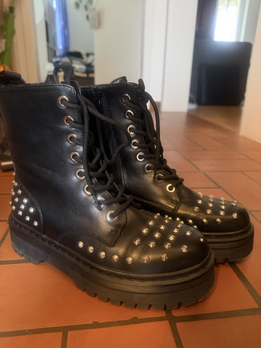 Scarpe da donna: Boots mit Nieten, Grösse 39 – Usato da Schübelbach venduto da ritualsx3