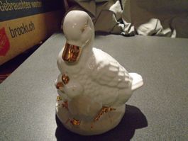 Ente weiss/goldfarbig, mit zwei Jungen