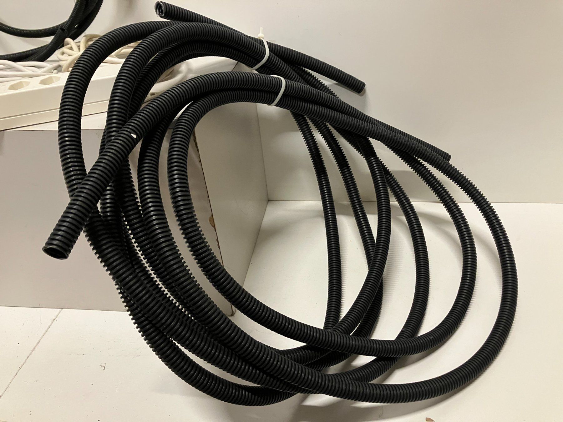 Cavi: Post. div. Elektromaterial und Zubehör ab 1.- – Usato da Lichtensteig venduto da Buy24International 1