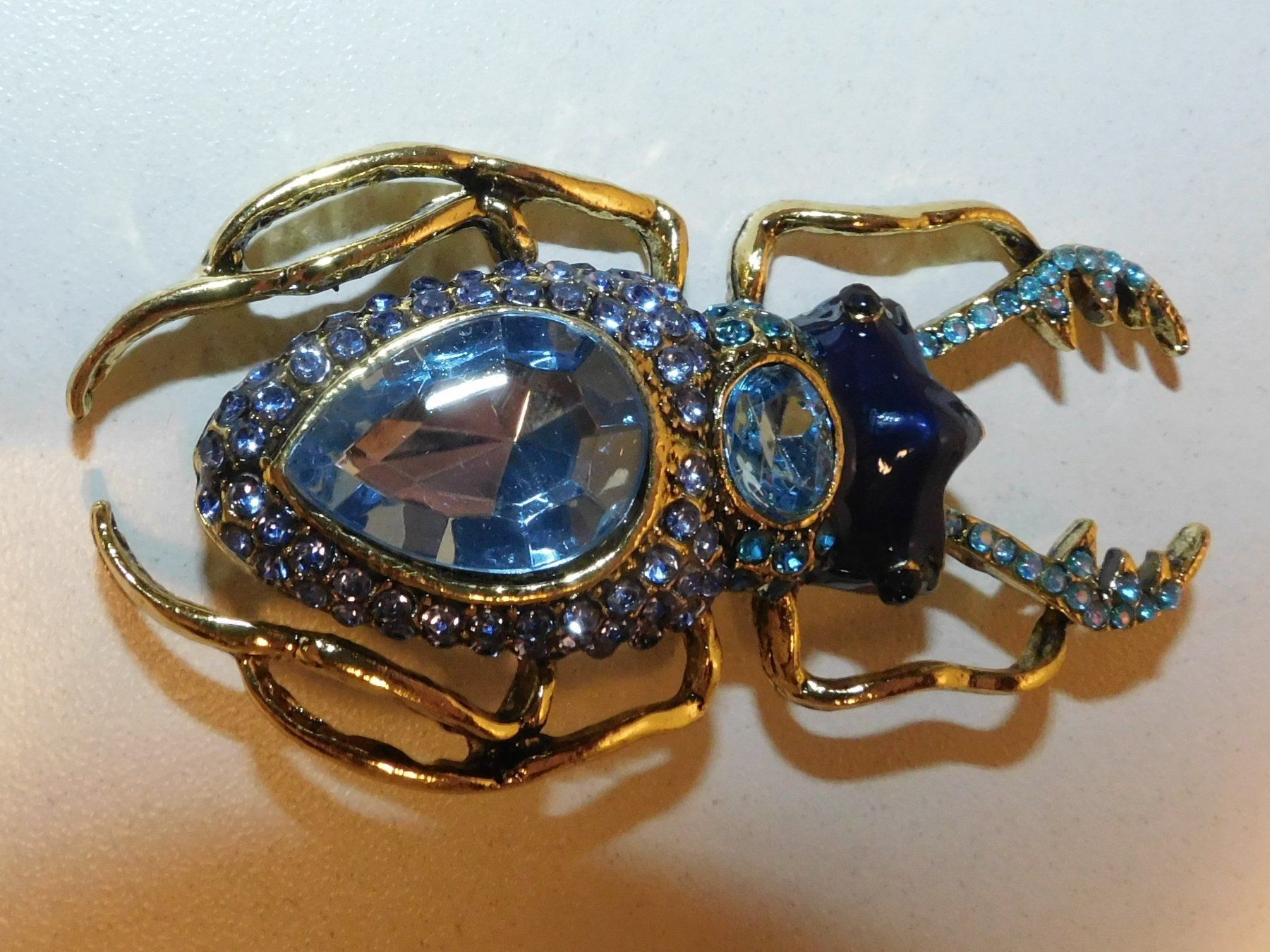 Broches & Aiguilles: Brosche grosse Käfer Brosche Modeschmuck  7 hoch  3.5 cm dm – D'occasion à Sursee par 76 1