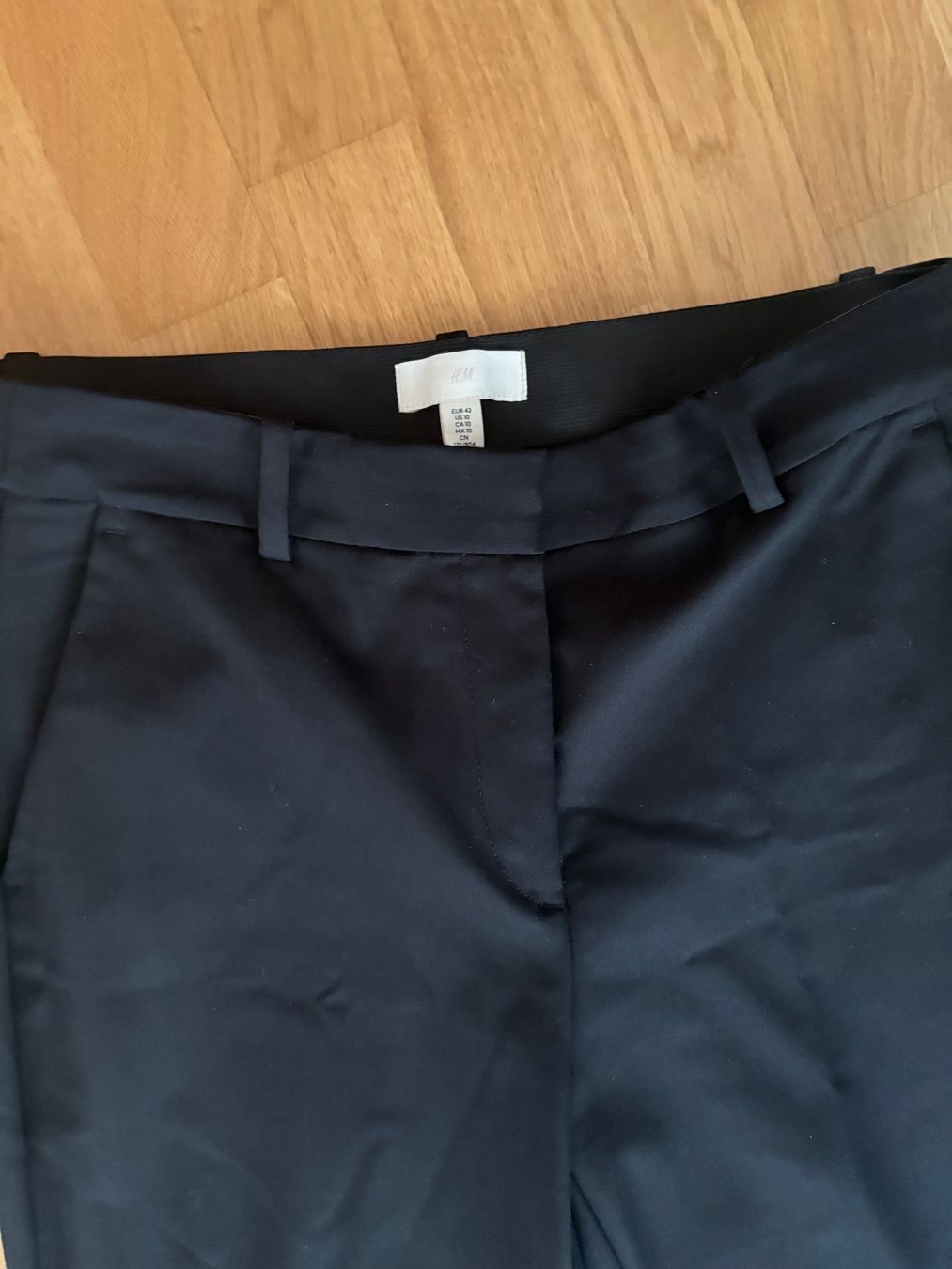 H&M Pantaloni: Schwarze Hose von H&M Gr. 42, neu – Nuovo (secondo la descrizione) da Gossau SG venduto da Gusho 1