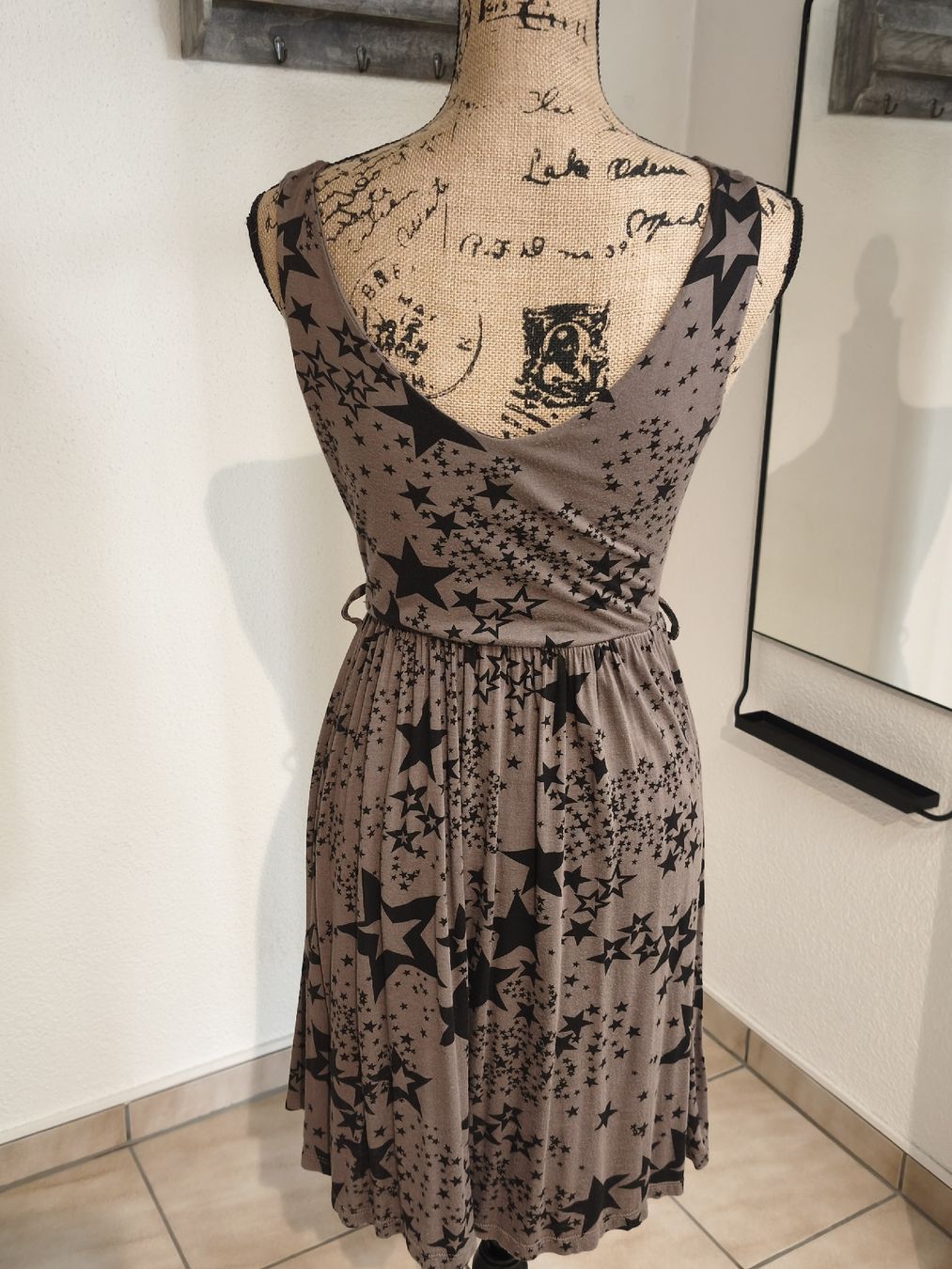 Robes: Kleid mit Sternenmuster Grösse S – D'occasion à Emmetten par SecondhandSiska 2