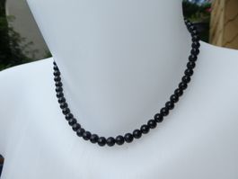 Kurze Kette mit schwarzen Kunststoffperlen