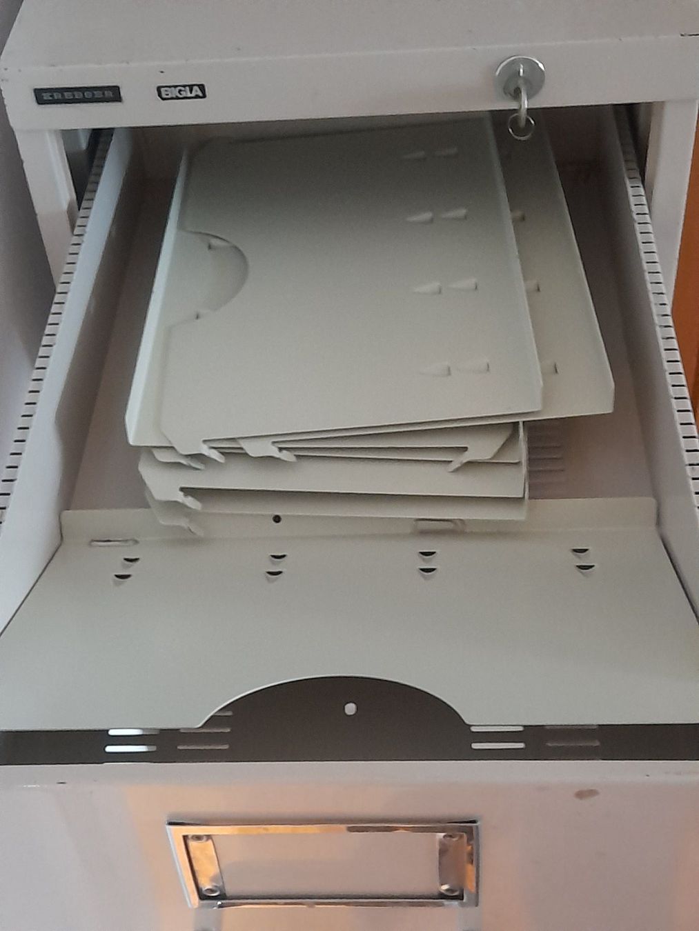 Lista Armadi: Lista Hängeregister Schrank Metall – Usato da Aeschi b.Spiez venduto da 52_wochen 4