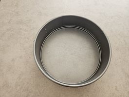 Runde, aufklappbare Kuchenform von KitchenAid.