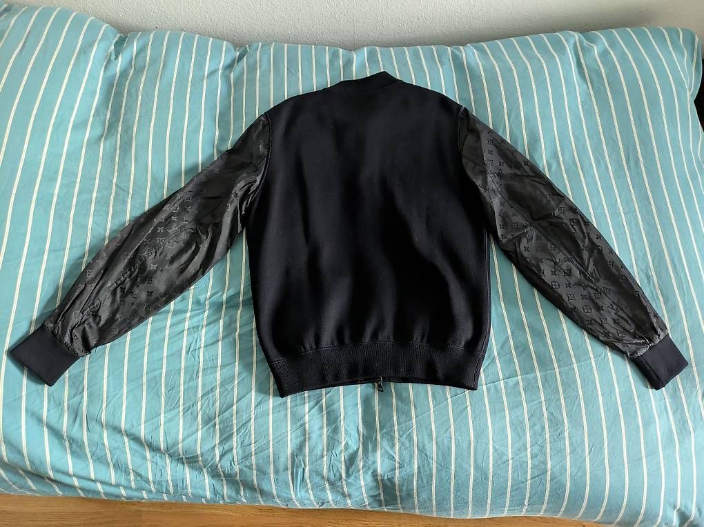 Jacken: Louis Vuitton Monogram Sleeve Bomber Grösse M – Gebraucht aus Pratteln von Mafium 1