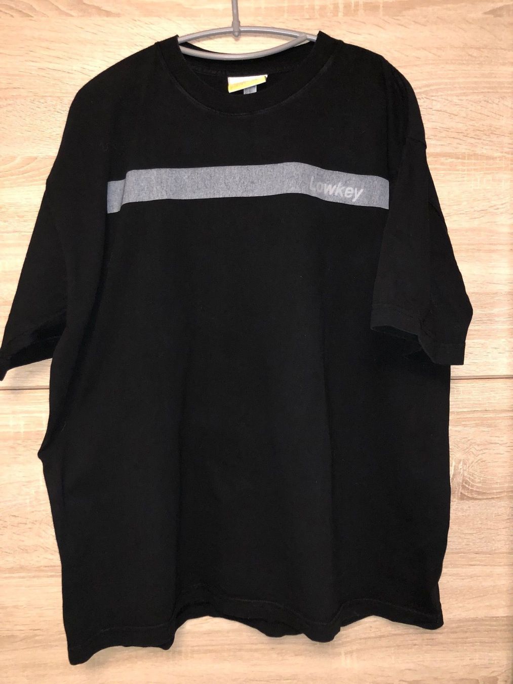 T-shirt: T-shirt Lowkey noir – Usato da Lausanne venduto da naranjo