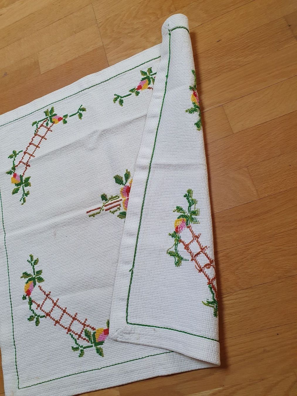 Tutte le decorazioni: Deckchen im Kreuzstich Handarbeit – Usato da Ferden venduto da jemyce 3