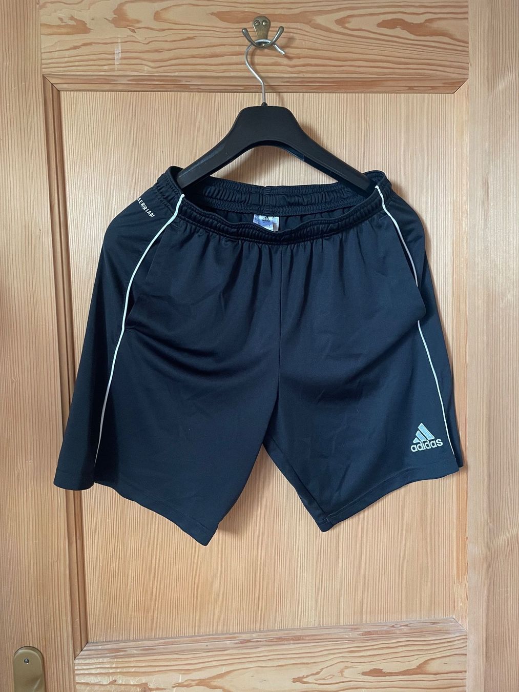 Adidas Hosen: Adidas Shorts Grösse M – Gebraucht aus Lommiswil von Jorin.ehrler