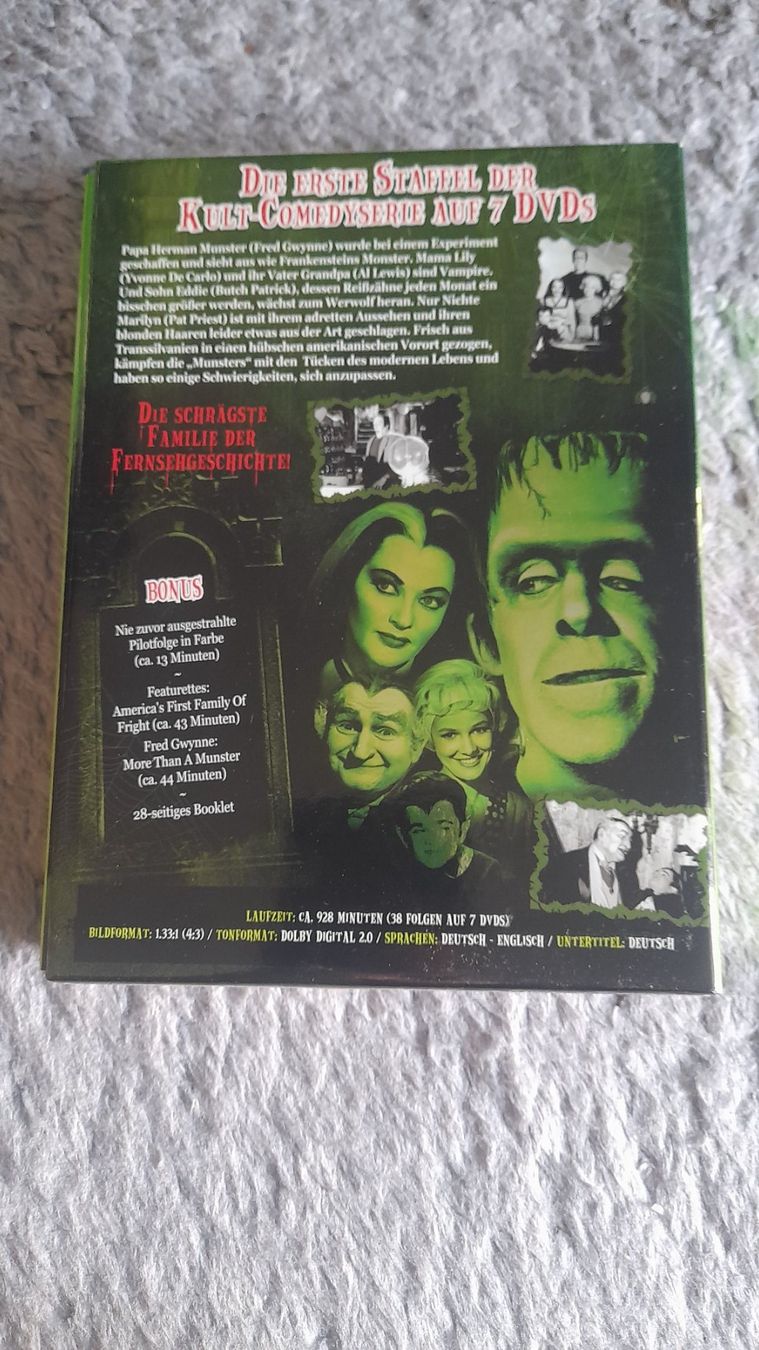 Tutti i DVDs: DIE MUNSTERS  DIE KOMPLETTE ERSTE STAFFEL    DVD – Usato da Wetzikon ZH venduto da Ramones01 1