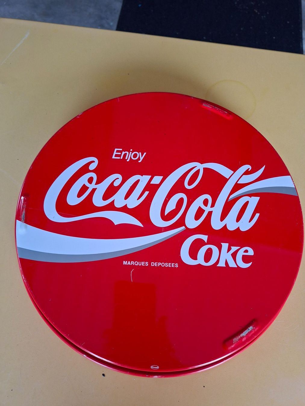 Coca-Cola Untersetzer: Coca-Cola Blechtablett rund rot 35cm gebraucht – Gebraucht aus Ehrendingen von CHMEX 1