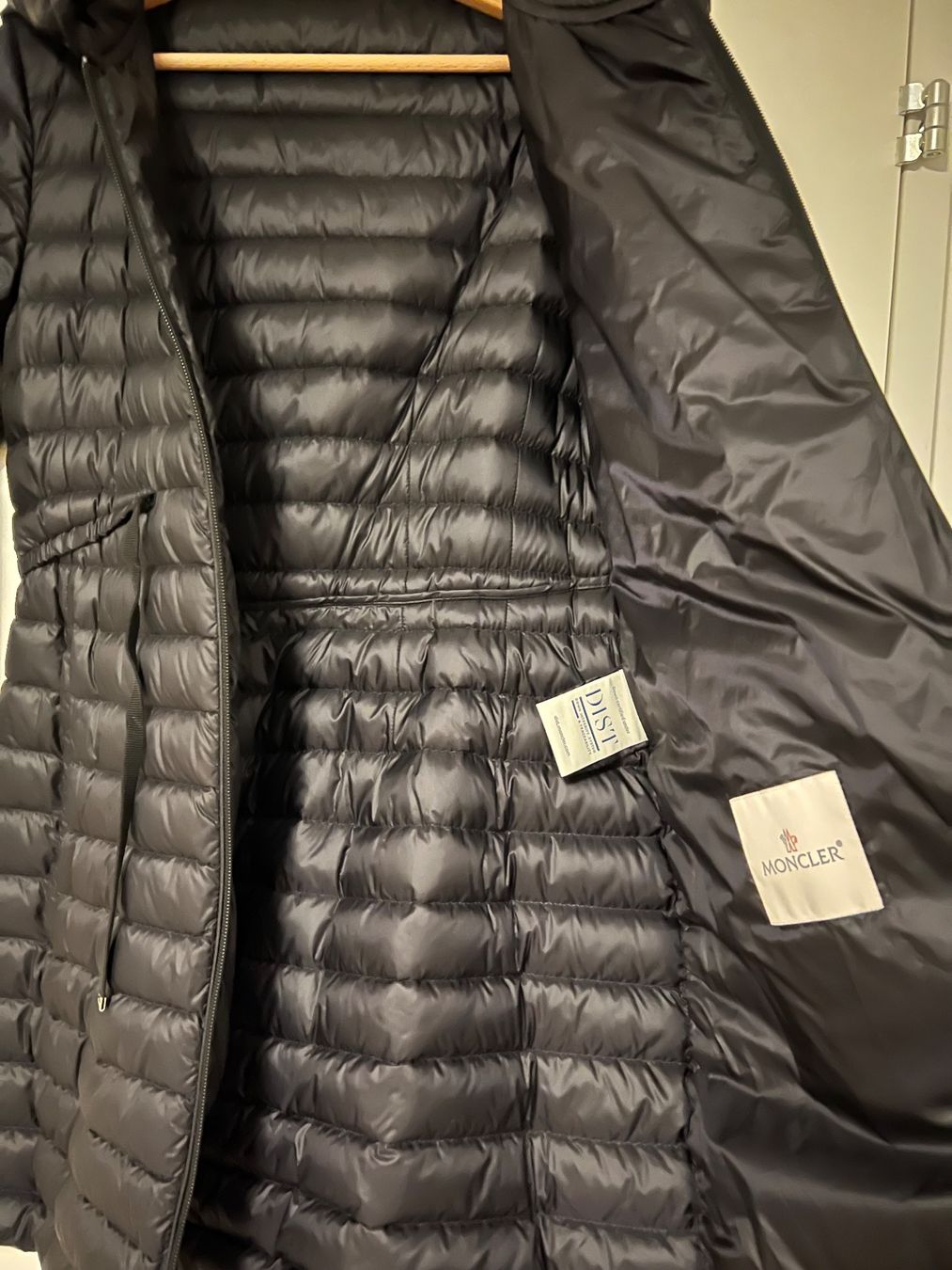 Moncler Cappotti: Moncler Light Daunenmantel – Usato da Meilen venduto da jup_yzy8 2