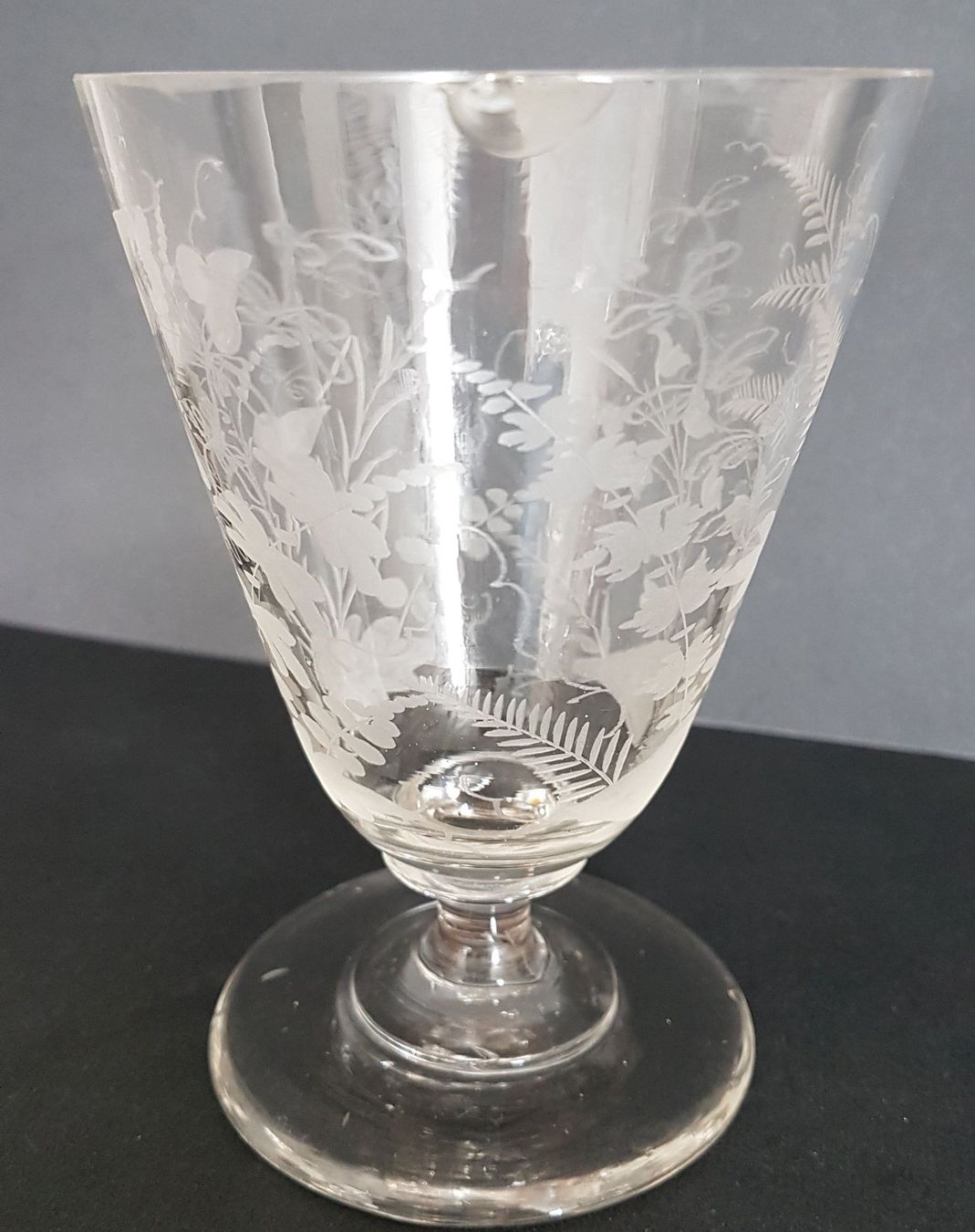 Gläser: Antikes Glas konisch graviert Blumen – Gebraucht aus Kaltbrunn von Condor2 1