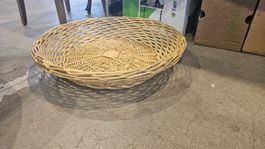 Grande cesto di vimini chiaro