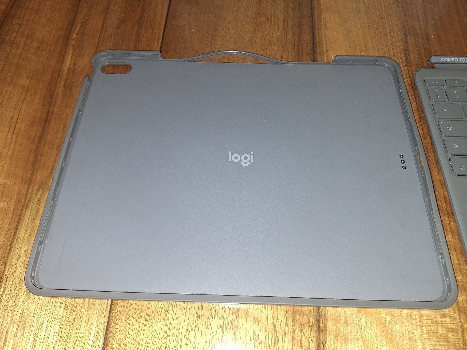 Logitech Claviers: Logitech Combo Touch iPad Air 13  – D'occasion à Bern par and_ygp8 5