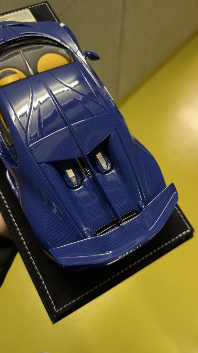 Bugatti Modellini d'auto: Henson&Heaven Bugatti Divo 1:18 blau carbon – Nuovo (secondo la descrizione) da Möhlin venduto da MRCLCollection 3