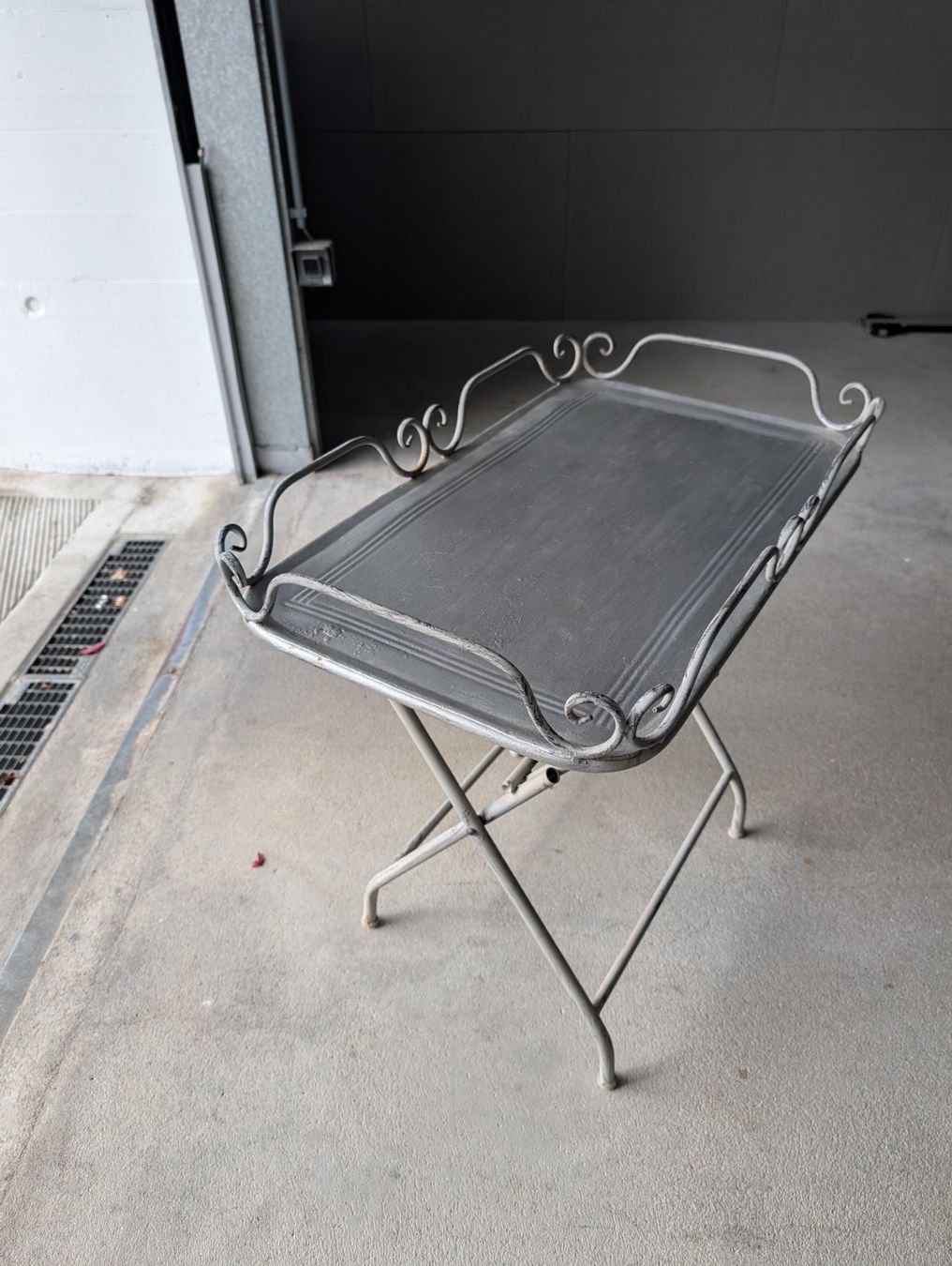 Tische: Serviertablett mit Gestell Metall weiss/grau gebraucht – Gebraucht aus Sachseln von Waschbaer84 1