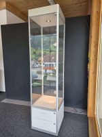 Hochwertige Glasvitrine mit Beleuchtung & Stauraum, Vitrinen