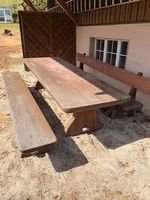 Massiver Holztisch mit zwei Holzbänken